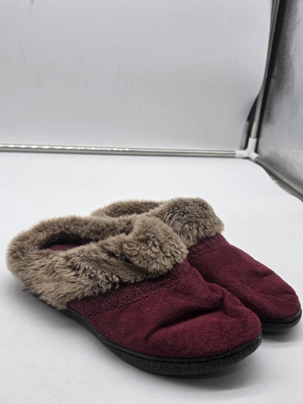 Isotoner Slippers Shoes Womens Size 7.5 Red Faux Fur Mule House Indoor Cozy